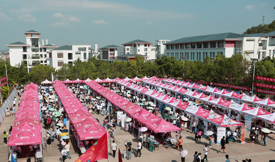 说明: D:\招生就业处\招聘\毕业生双向选择洽谈会\2019届夏季\招聘会选几张\AQ0A3641.png