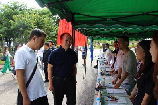 说明: H:\普洱学院照片\2019年\9月\成文章校长调研新生报到现场\IMG_5927.JPG